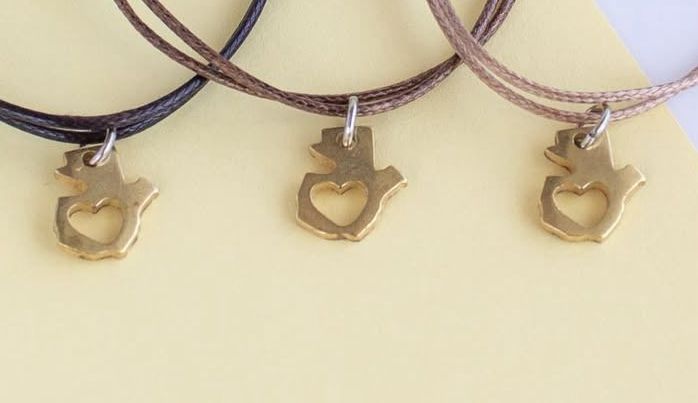 Dije mapa calado con agujero arriba al centro