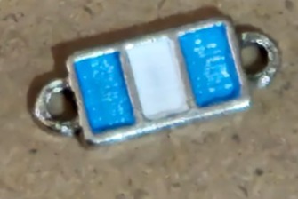 DIJE BANDERA, NIQUEL BRILLANTE PITURA CELESTE Y BLANCA